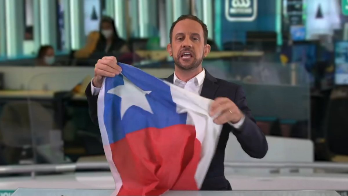 el_Dostor's tweet photo. @rodrigosepu @meganoticiascl @Mega Con la bandera en la mano Crack! https://t.co/R6Mwqpd6BA