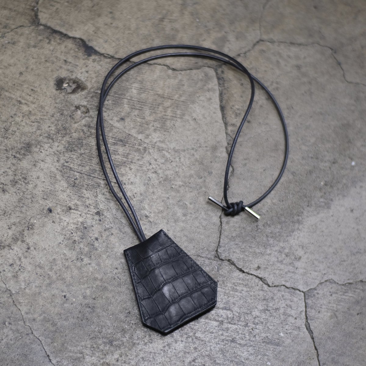 TASjapan's tweet photo. T.A.S NEW COLLECTION

KEY RING NECKLACE
CROCODILE EMBOSS

SIZE :  TOP W7.5c x H8.5c / CORD 48c - 96c
MATERIAL : COW LEATHER / CROCODILE EMBOSS

#tasjapan #leather #contemporary #minimalart #minimalism #japan #art #artisan #abstract #architecture #object #black #structure https://t.co/XKnVHgWSFJ