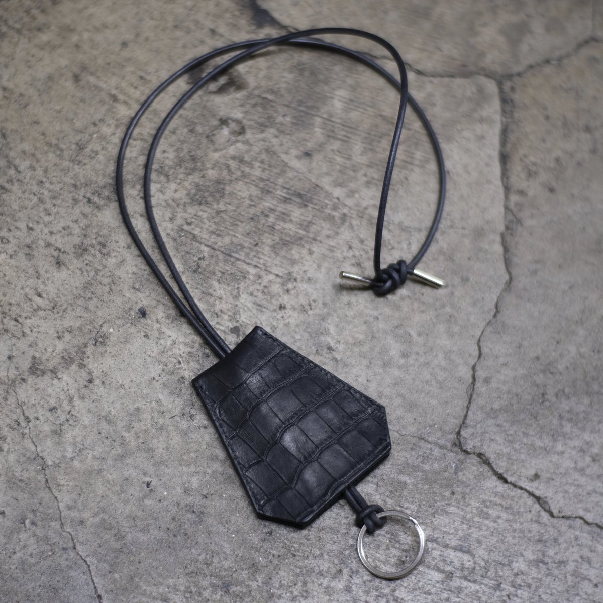 TASjapan's tweet photo. T.A.S NEW COLLECTION

KEY RING NECKLACE
CROCODILE EMBOSS

SIZE :  TOP W7.5c x H8.5c / CORD 48c - 96c
MATERIAL : COW LEATHER / CROCODILE EMBOSS

#tasjapan #leather #contemporary #minimalart #minimalism #japan #art #artisan #abstract #architecture #object #black #structure https://t.co/XKnVHgWSFJ