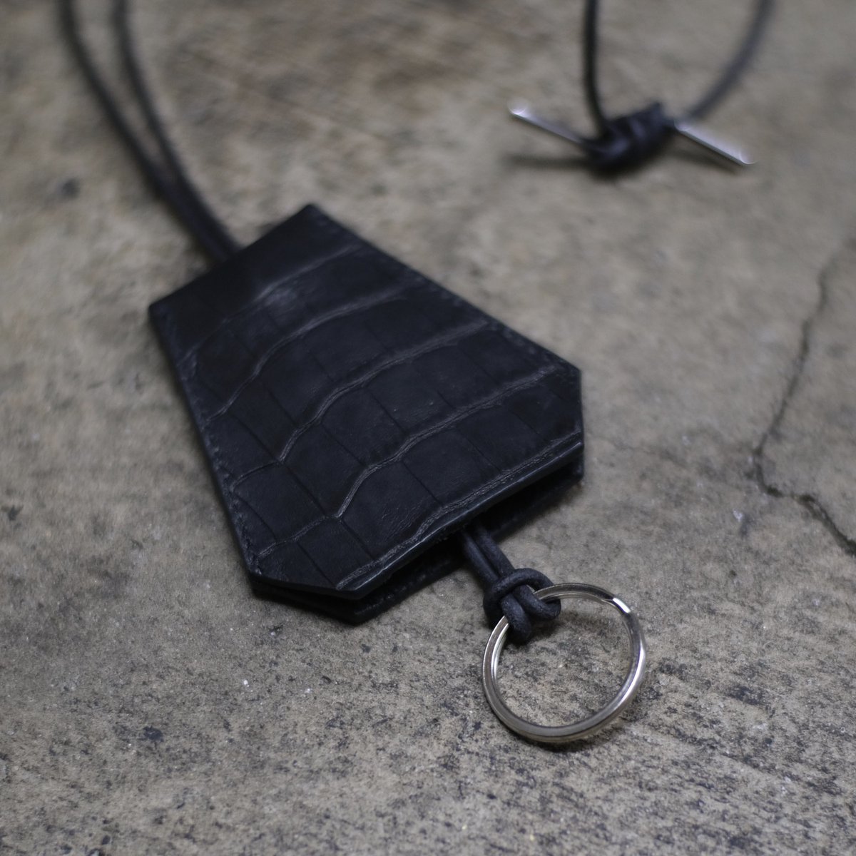 TASjapan's tweet photo. T.A.S NEW COLLECTION

KEY RING NECKLACE
CROCODILE EMBOSS

SIZE :  TOP W7.5c x H8.5c / CORD 48c - 96c
MATERIAL : COW LEATHER / CROCODILE EMBOSS

#tasjapan #leather #contemporary #minimalart #minimalism #japan #art #artisan #abstract #architecture #object #black #structure https://t.co/XKnVHgWSFJ