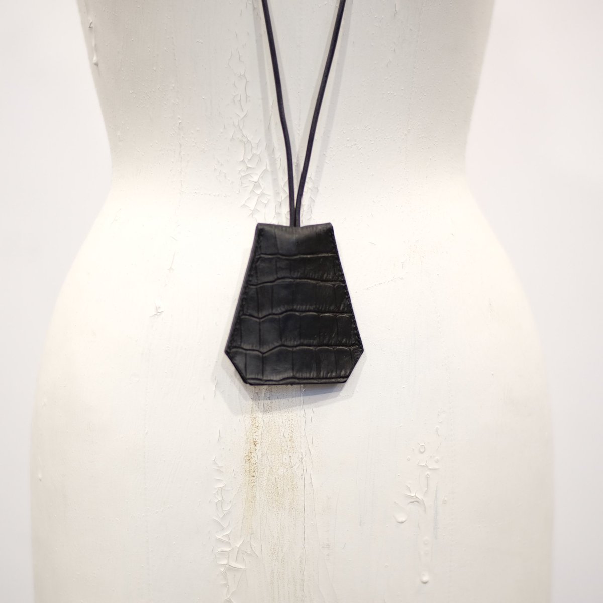 TASjapan's tweet photo. T.A.S NEW COLLECTION

KEY RING NECKLACE
CROCODILE EMBOSS

SIZE :  TOP W7.5c x H8.5c / CORD 48c - 96c
MATERIAL : COW LEATHER / CROCODILE EMBOSS

#tasjapan #leather #contemporary #minimalart #minimalism #japan #art #artisan #abstract #architecture #object #black #structure https://t.co/XKnVHgWSFJ