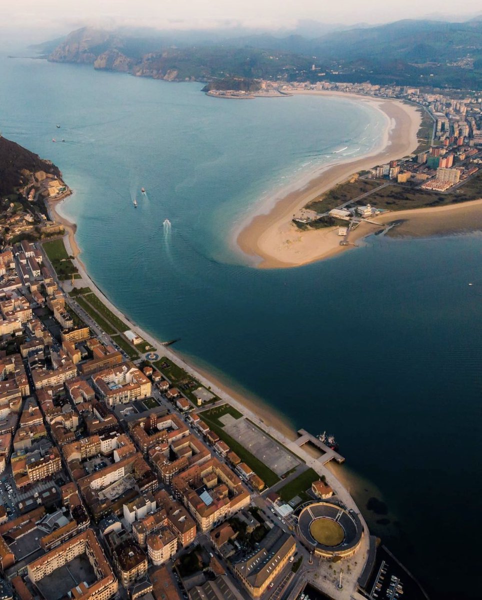 Postureo_CANT's tweet photo. Santoña ❤️ y el Puntal de Laredo 💙

📍 Cantabria Infinita

📷 @hugringo https://t.co/uorEiLKT4b