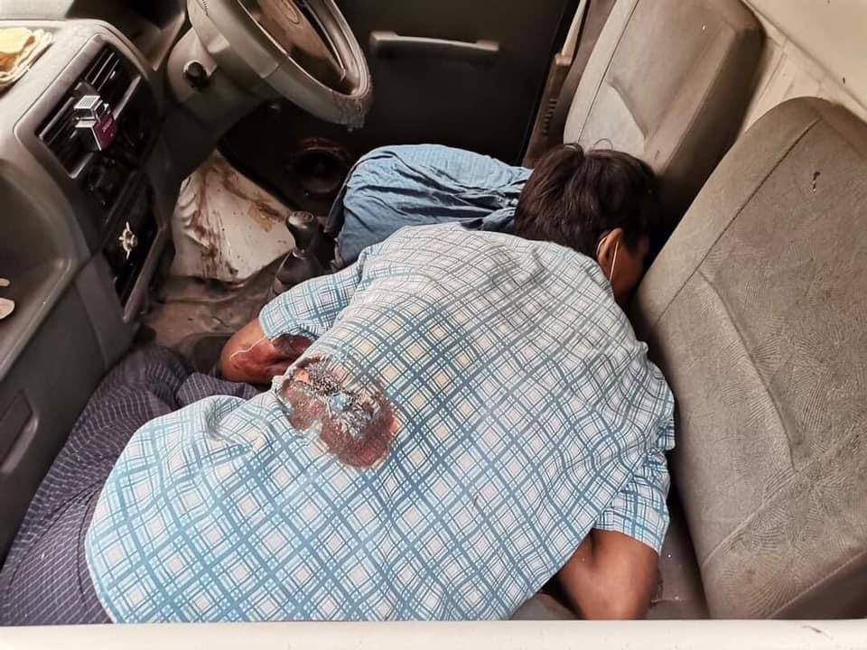 YungVictor7's tweet photo. Junta terrorists stopped and shot a passenger bus in Myingyan. A man passed away on the scene reportedly.
JUNTA MASSACRE 
#Mar29Coup
#WhatsHappeningInMyanmar https://t.co/YIhrFuSwiu