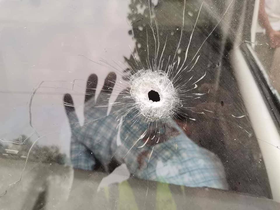 YungVictor7's tweet photo. Junta terrorists stopped and shot a passenger bus in Myingyan. A man passed away on the scene reportedly.
JUNTA MASSACRE 
#Mar29Coup
#WhatsHappeningInMyanmar https://t.co/YIhrFuSwiu