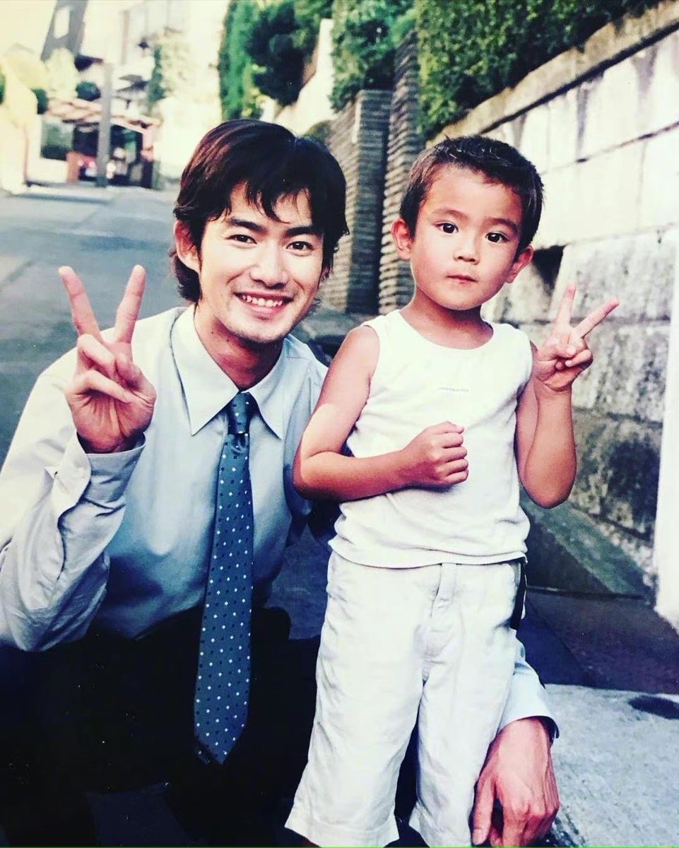 다케노우치 유타카의 2001년 드라마 속도위반 결혼에서 아들로 나왔던 아역이 어느덧 커서 2분기 일드 이치케이 까마귀에서다케노우치 유타카와...