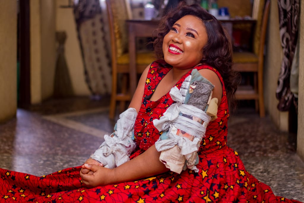 Mdee_cakes's tweet photo. Meet Gloria my friend, she was involved in a ghastly accident on her way to a job interview in 2016 that claimed many lives. She was 1 of the 2 survivors. Please let's help Gloria walk again 🙏🙏🙏 no amount is too small https://t.co/m5j8Nh8JEv