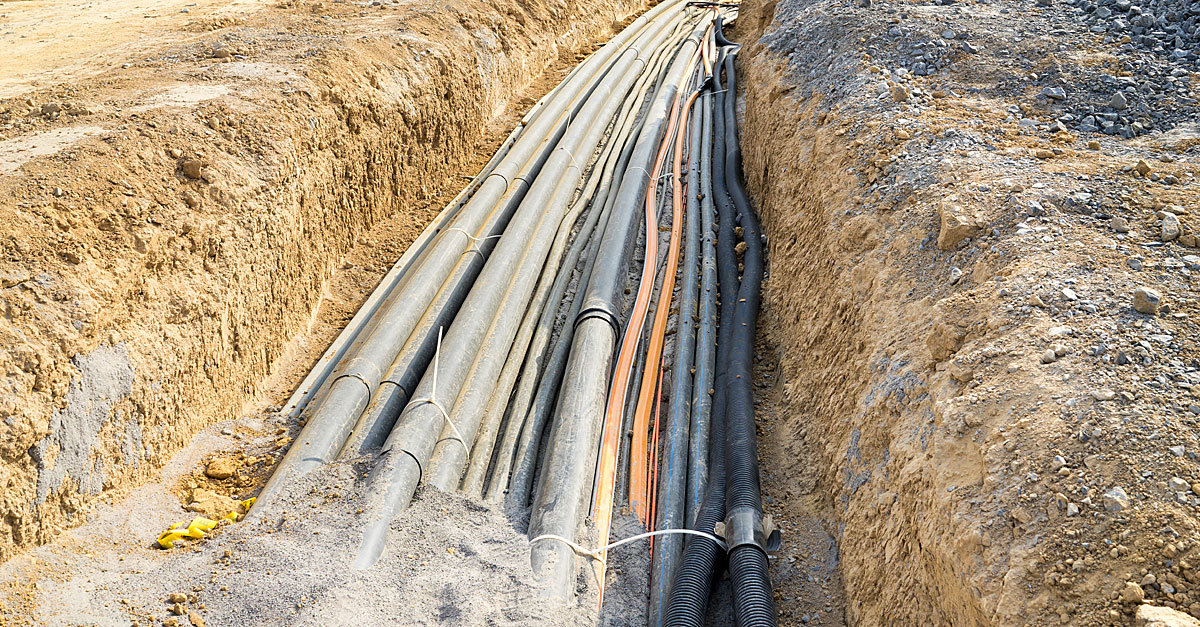 Пнд труба 110 для кабеля в земле. Пнд гофра для прокладки кабеля в земле d100. Прокладка эл. Кабельные линии в траншее. Прокладка трубы пнд-110 методом гнб.