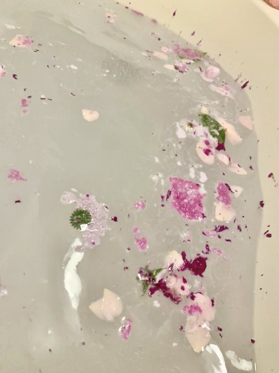 お花の入浴剤💐

優雅な写真が撮れるかしら…ふんふーん♪と思いきや…入れた瞬間に溶けてしまったよ😳！こ、これは…難易度高い！笑

でも捉えることのできなかったその一瞬は、とても素敵だったのᐠ(  ᐢ ᵕ ᐢ )ᐟあはー🛀💐 https://t.co/Kmm9zSyv0h