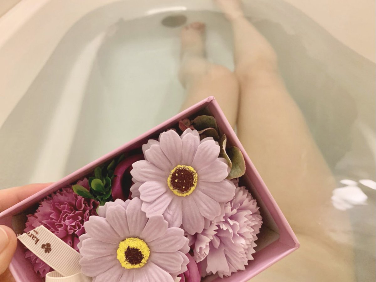 お花の入浴剤💐

優雅な写真が撮れるかしら…ふんふーん♪と思いきや…入れた瞬間に溶けてしまったよ😳！こ、これは…難易度高い！笑

でも捉えることのできなかったその一瞬は、とても素敵だったのᐠ(  ᐢ ᵕ ᐢ )ᐟあはー🛀💐 https://t.co/Kmm9zSyv0h