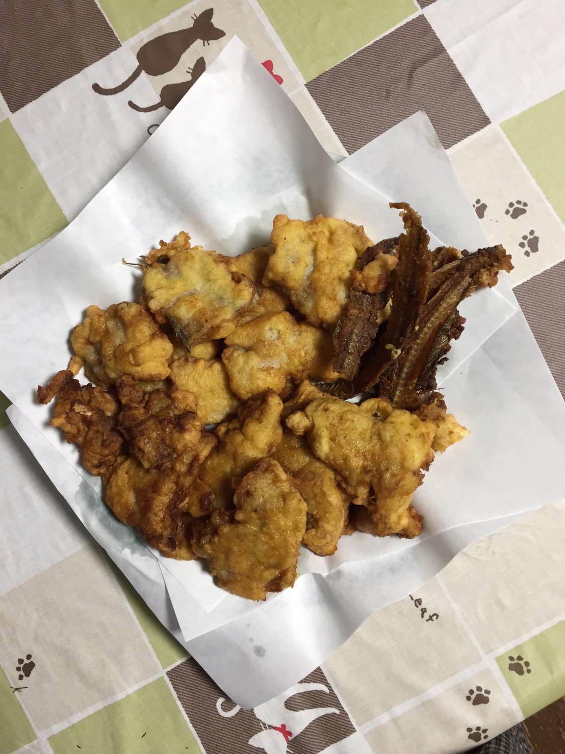 えってぃ 昨日のホッケはフリットに 最近骨せんべいがお気に入り