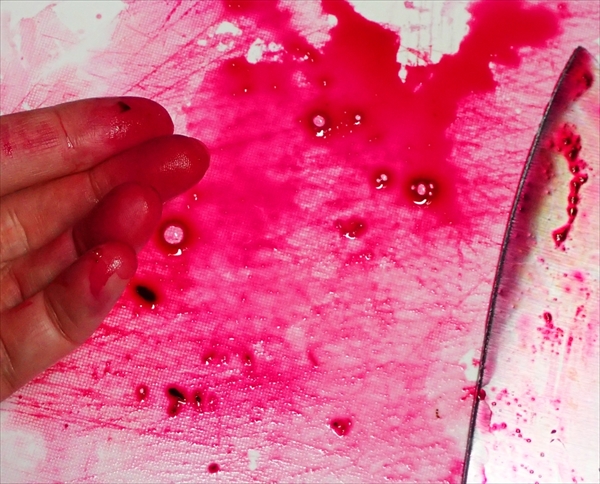 Twitter এ パツ子 そしてビーツといえばベタシアニンという赤い色素が強烈です なにもかもが赤く染まります 同じ皿の食材はもちろん 調理場も殺人現場みたいになるし 食べ過ぎると ロゼ色のおしっこと ピンクがかったウンチが出て すわ血尿に血便かとパニックに