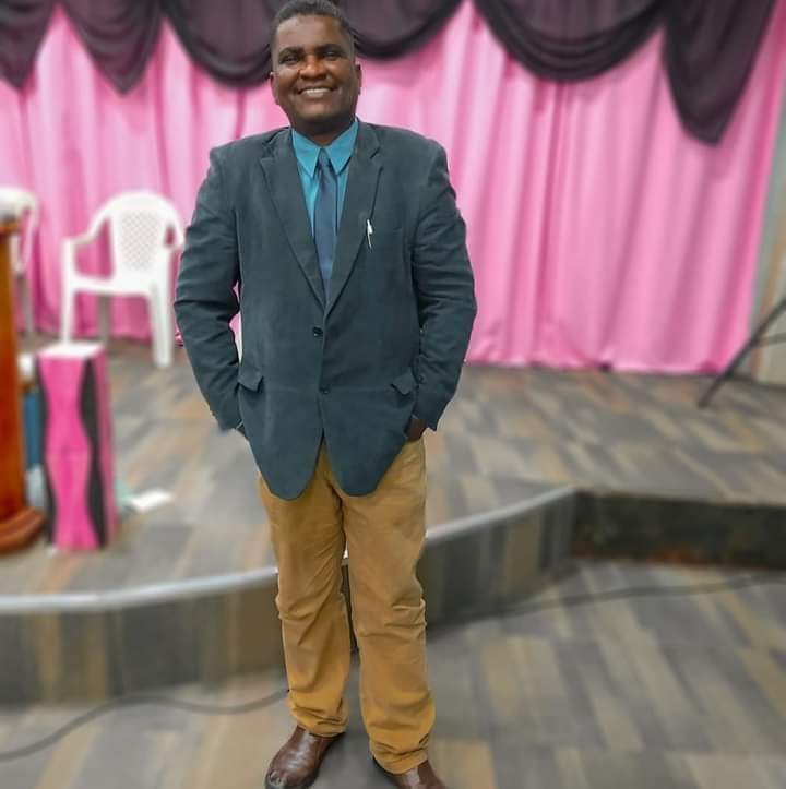 Tataflausino16's tweet photo. Hoje o céu está em festa!Deus recolheu um grande homem de Deus, Pastor Josias Modesto,faz isso comigo não tio😭 https://t.co/pXEOKjEJzu