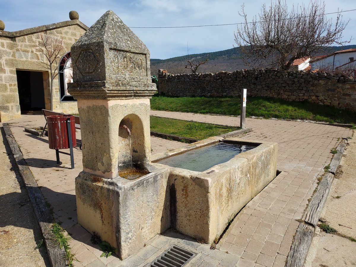 ayunvaldetera's tweet photo. Las fuentes de los barrios de Barriosuso y de los Razones se levantaron en 1914 por la Sociedad de Fomento. Ambas estaban adosadas a edificios.Fue en el año 1954 cuando la fuente de los Razones pasó localizarse en la plazoleta y dos años después se trasladaría la de Barriosuso. https://t.co/wXcJKXpcuG
