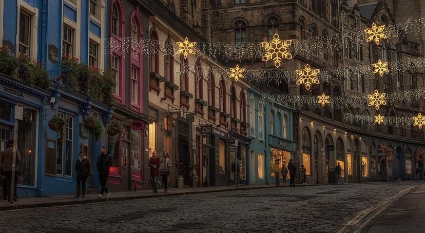 fieldandlawn's tweet photo. From dressing 18m Xmas trees to installing crossings on famous streets throughout the UK we have you covered here at Field and Lawn. 

You’ll be able to find these popular crossings on Victoria St in Edinburgh during #xmas2021 

#festivelights #crossings #edinburgh #victoriast https://t.co/SUU9qt31jq