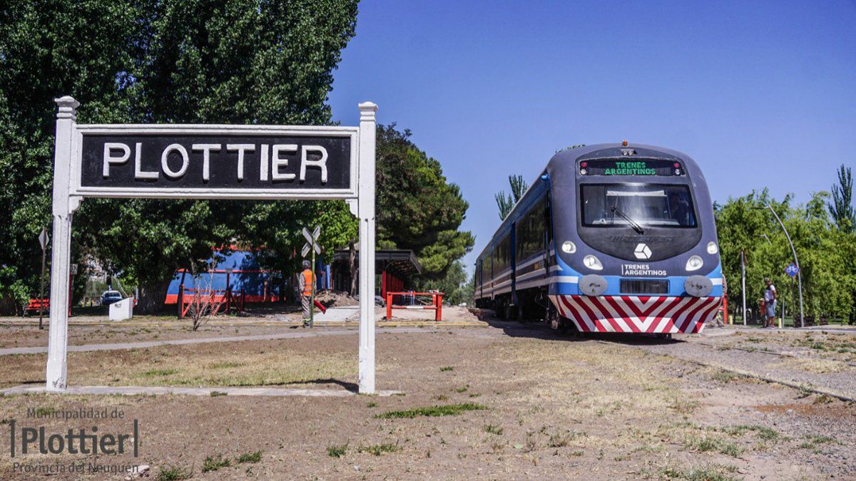 universidadcalf's tweet photo. Tren #Neuquén - #Pottier
Esta mañana partió el primer viaje del tren de pasajeros.
#EnVivo: Dialogamos con Gloria Ruiz (@IntGloriaRuiz), Intendenta de Plottier.
Dijo que por dos semanas el municipio ayudará a organizar en tránsito en los cruces de la localidad. https://t.co/XXzPhTSj6p