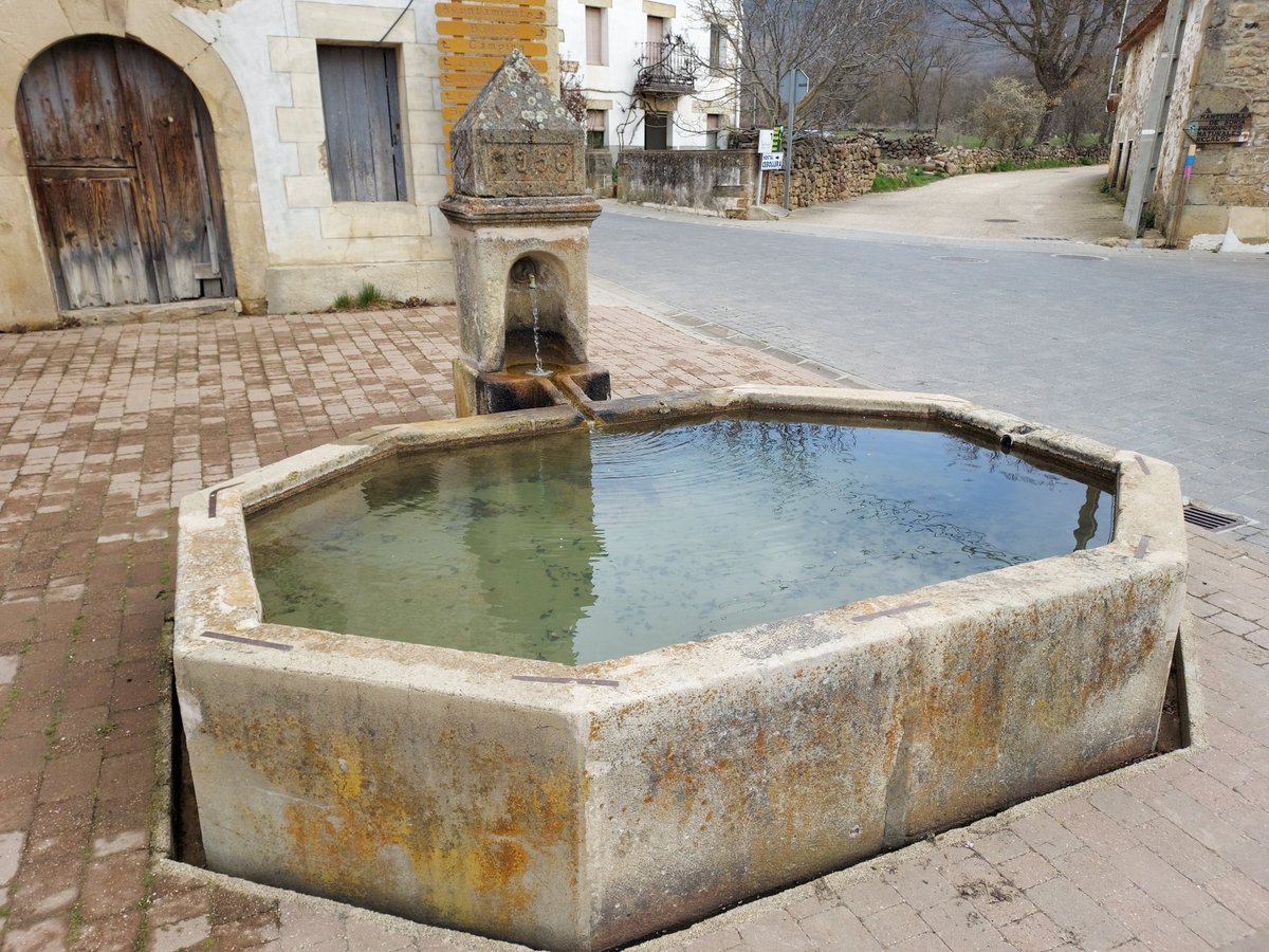 ayunvaldetera's tweet photo. Las fuentes de los barrios de Barriosuso y de los Razones se levantaron en 1914 por la Sociedad de Fomento. Ambas estaban adosadas a edificios.Fue en el año 1954 cuando la fuente de los Razones pasó localizarse en la plazoleta y dos años después se trasladaría la de Barriosuso. https://t.co/wXcJKXpcuG