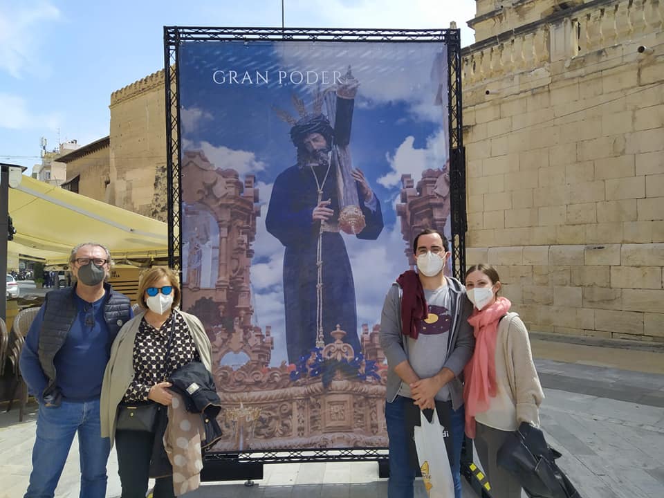 EstrellaHdad's tweet photo. Aquí os dejamos el testimonio  de los que os habeis hecho las fotos con vuestros familiares y con Nuestros Titulares en la Exposición de la Junta Mayor, los Pasos en la calle. https://t.co/TzRnXKmeci