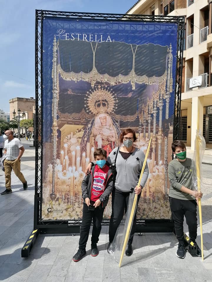 EstrellaHdad's tweet photo. Aquí os dejamos el testimonio  de los que os habeis hecho las fotos con vuestros familiares y con Nuestros Titulares en la Exposición de la Junta Mayor, los Pasos en la calle. https://t.co/TzRnXKmeci