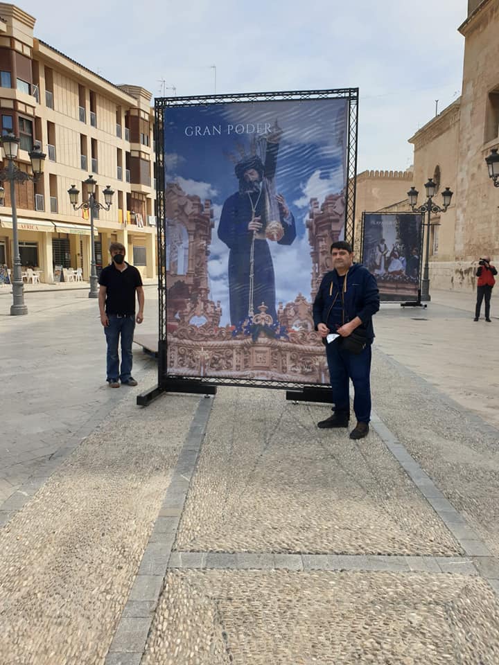 EstrellaHdad's tweet photo. Aquí os dejamos el testimonio  de los que os habeis hecho las fotos con vuestros familiares y con Nuestros Titulares en la Exposición de la Junta Mayor, los Pasos en la calle. https://t.co/8VXyciT97y