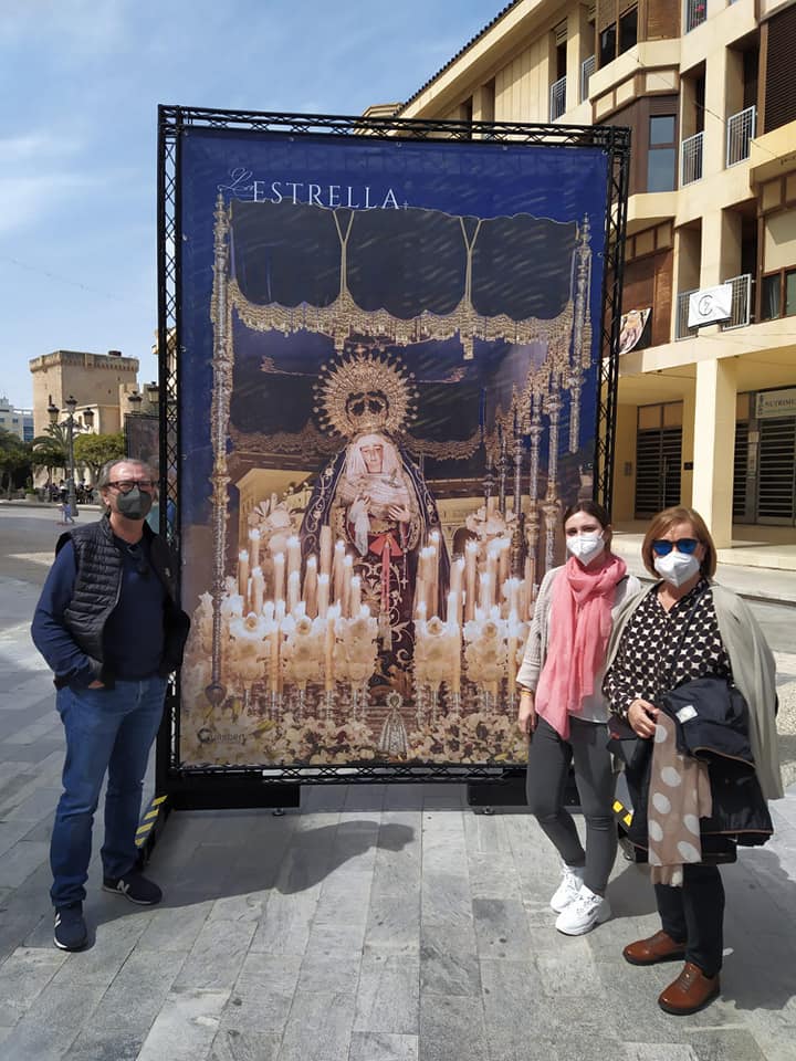 EstrellaHdad's tweet photo. Aquí os dejamos el testimonio  de los que os habeis hecho las fotos con vuestros familiares y con Nuestros Titulares en la Exposición de la Junta Mayor, los Pasos en la calle. https://t.co/8VXyciT97y