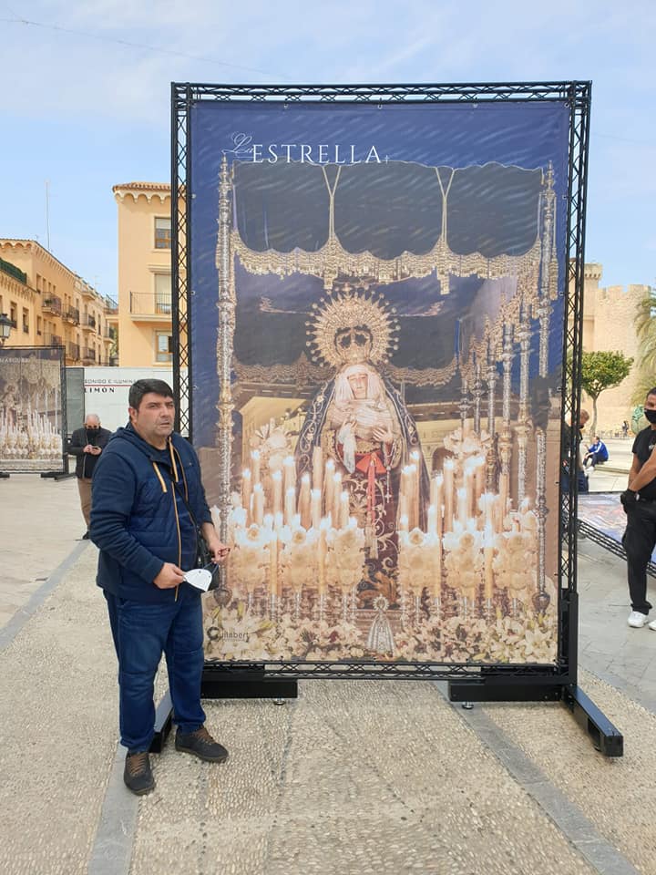 EstrellaHdad's tweet photo. Aquí os dejamos el testimonio  de los que os habeis hecho las fotos con vuestros familiares y con Nuestros Titulares en la Exposición de la Junta Mayor, los Pasos en la calle. https://t.co/8VXyciT97y