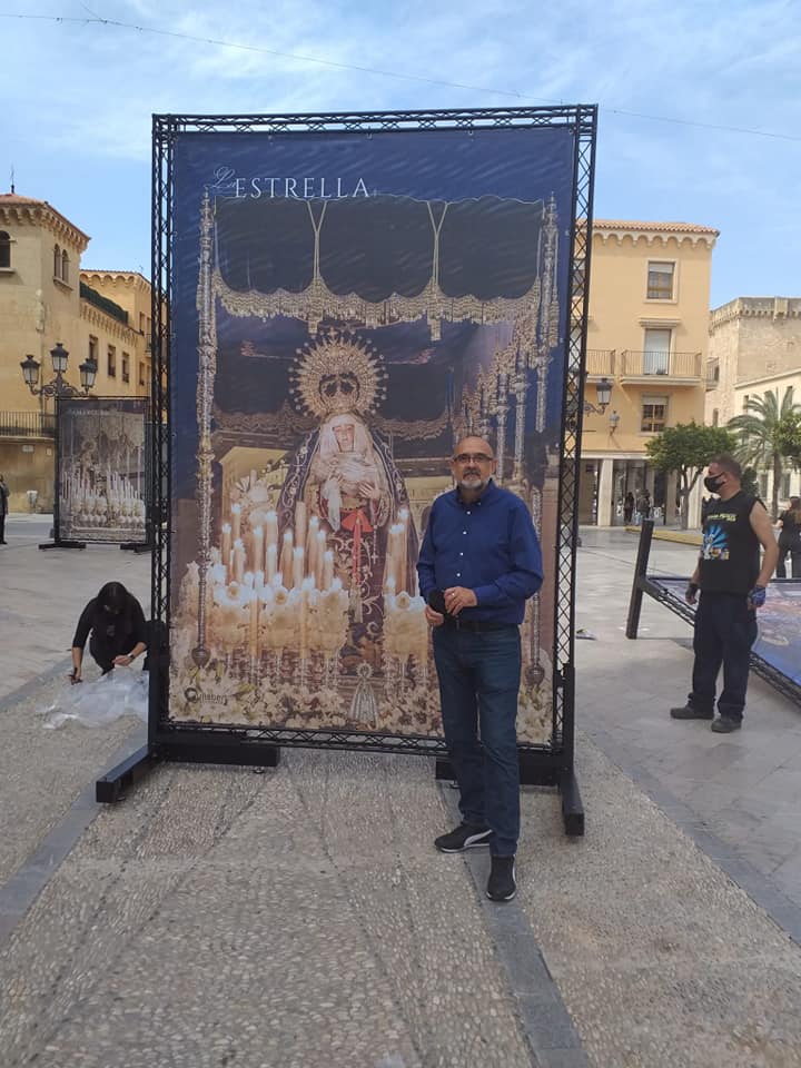 EstrellaHdad's tweet photo. Aquí os dejamos el testimonio  de los que os habeis hecho las fotos con vuestros familiares y con Nuestros Titulares en la Exposición de la Junta Mayor, los Pasos en la calle. https://t.co/JPKYioXaH4