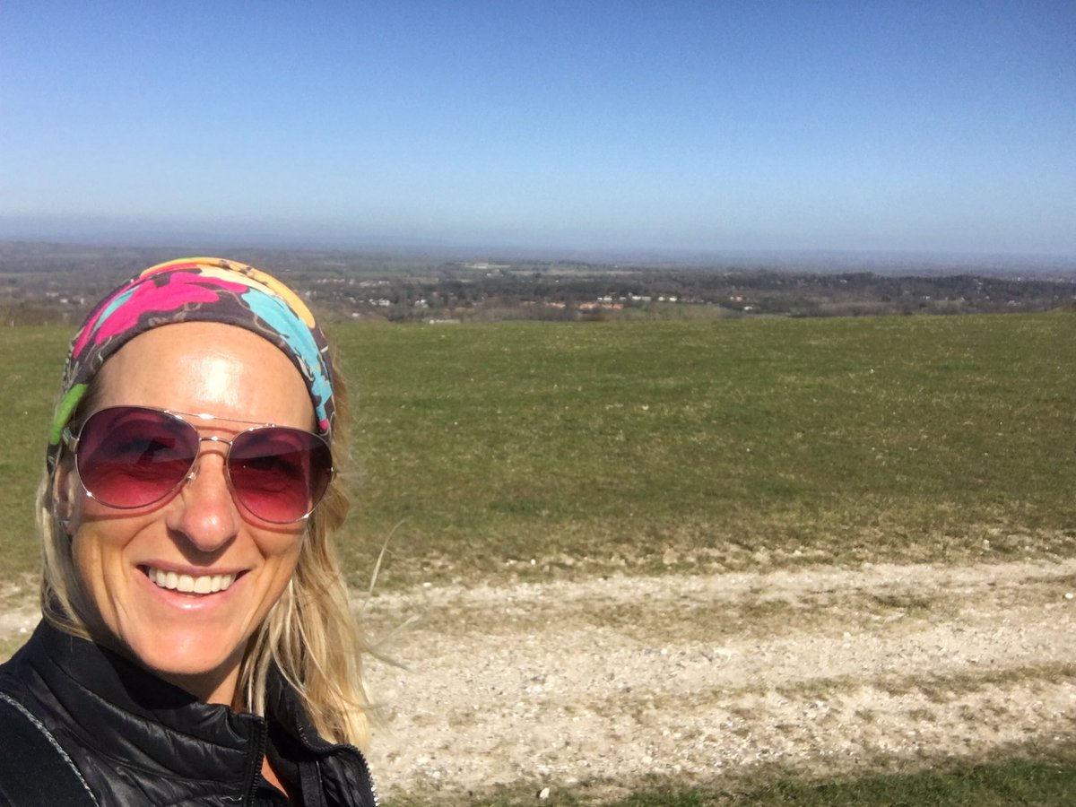helsvarc's tweet image. Hello View I’ve  missed you! 💛💙 #Mondaywalk #SouthDownsWay