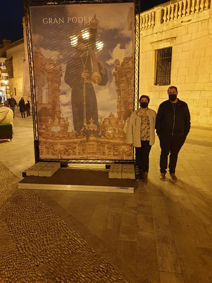 EstrellaHdad's tweet photo. Aquí os dejamos el testimonio  de los que os habeis hecho las fotos con vuestros familiares y con Nuestros Titulares en la Exposición de la Junta Mayor, los Pasos en la calle. https://t.co/2wrZ8dD8pk