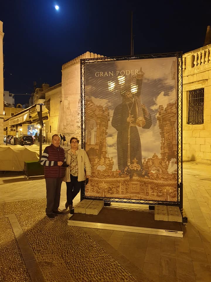 EstrellaHdad's tweet photo. Aquí os dejamos el testimonio  de los que os habeis hecho las fotos con vuestros familiares y con Nuestros Titulares en la Exposición de la Junta Mayor, los Pasos en la calle. https://t.co/2wrZ8dD8pk