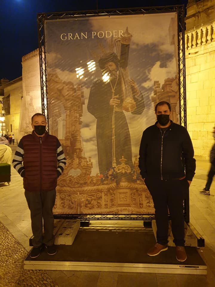 EstrellaHdad's tweet photo. Aquí os dejamos el testimonio  de los que os habeis hecho las fotos con vuestros familiares y con Nuestros Titulares en la Exposición de la Junta Mayor, los Pasos en la calle. https://t.co/2wrZ8dD8pk