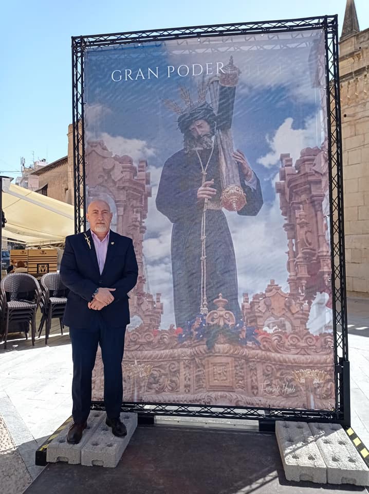 EstrellaHdad's tweet photo. Aquí os dejamos el testimonio  de los que os habeis hecho las fotos con vuestros familiares y con Nuestros Titulares en la Exposición de la Junta Mayor, los Pasos en la calle. https://t.co/XeneqA645u