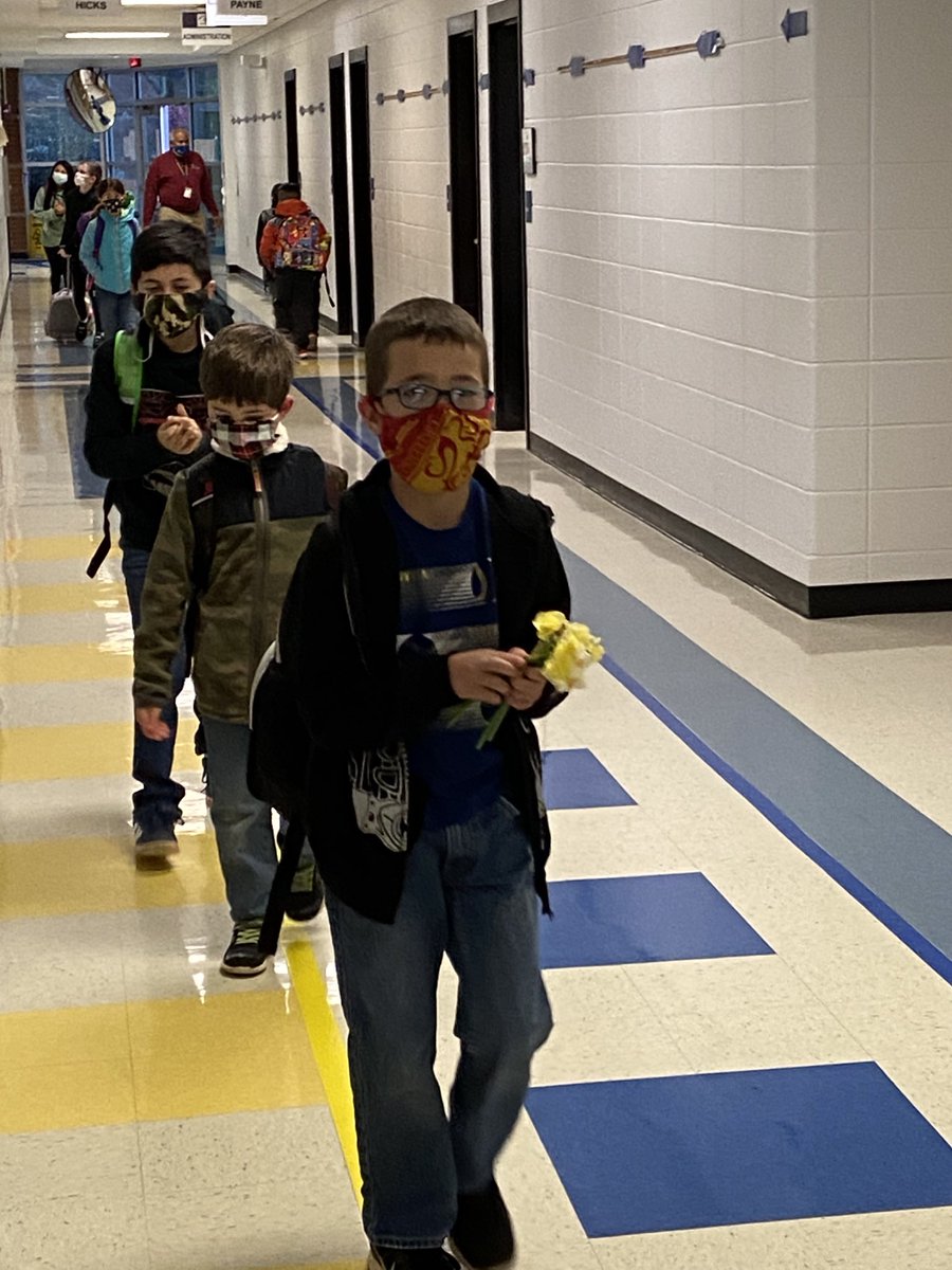bevshiotelis's tweet photo. This sweet boy ⁦@HembreeSprings⁩ brings flowers for his teachers quite often! ❤️ https://t.co/6otrXfIjRJ
