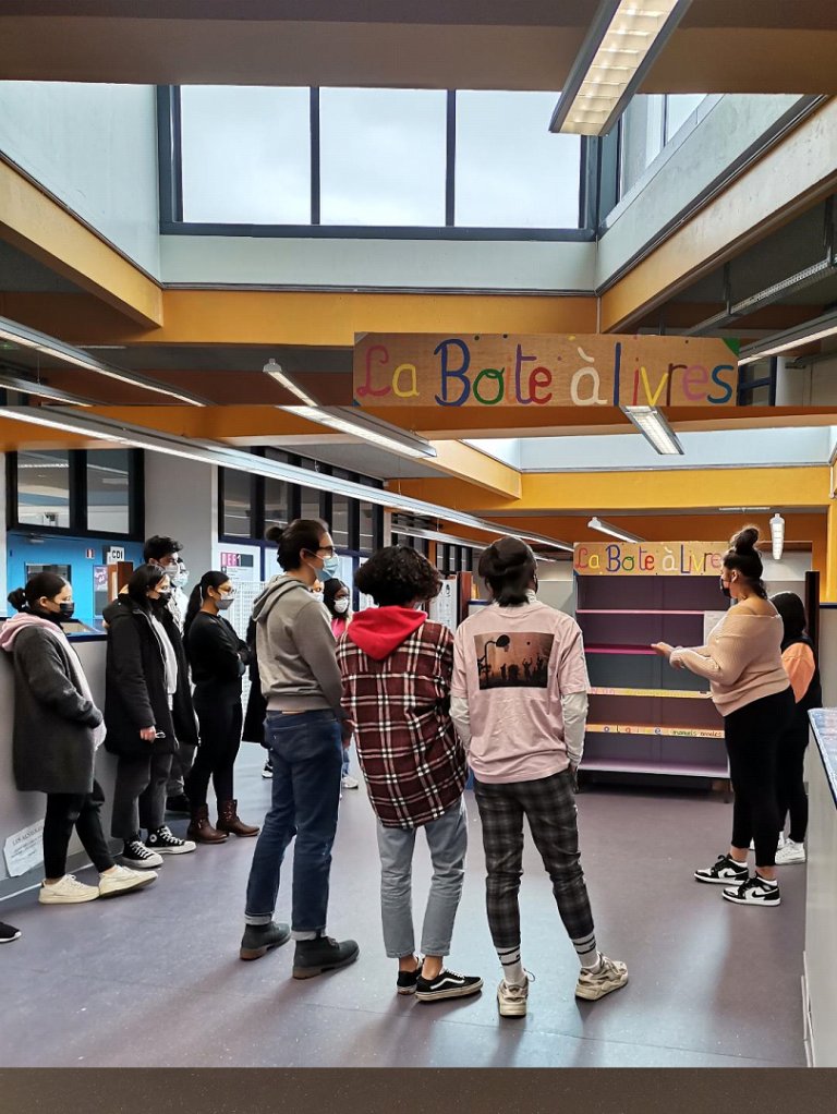 Blum_Creteil's tweet photo. Dans le cadre de la démarche E3D (Établissement en démarche de développement durable), les éco-délégués du Lycée Léon Blum ont souhaité mettre en place une boite à livres dans l’établissement. Le principe est simple : déposer et/ou prendre un livre à sa guise ! https://t.co/lImsMnPyjq