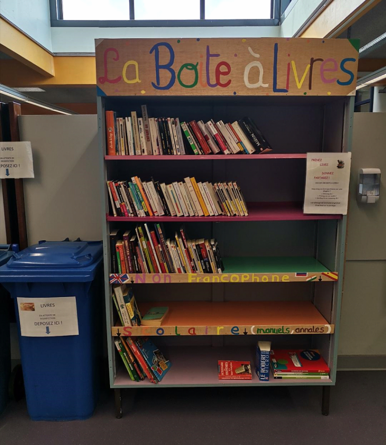 Blum_Creteil's tweet photo. Dans le cadre de la démarche E3D (Établissement en démarche de développement durable), les éco-délégués du Lycée Léon Blum ont souhaité mettre en place une boite à livres dans l’établissement. Le principe est simple : déposer et/ou prendre un livre à sa guise ! https://t.co/lImsMnPyjq