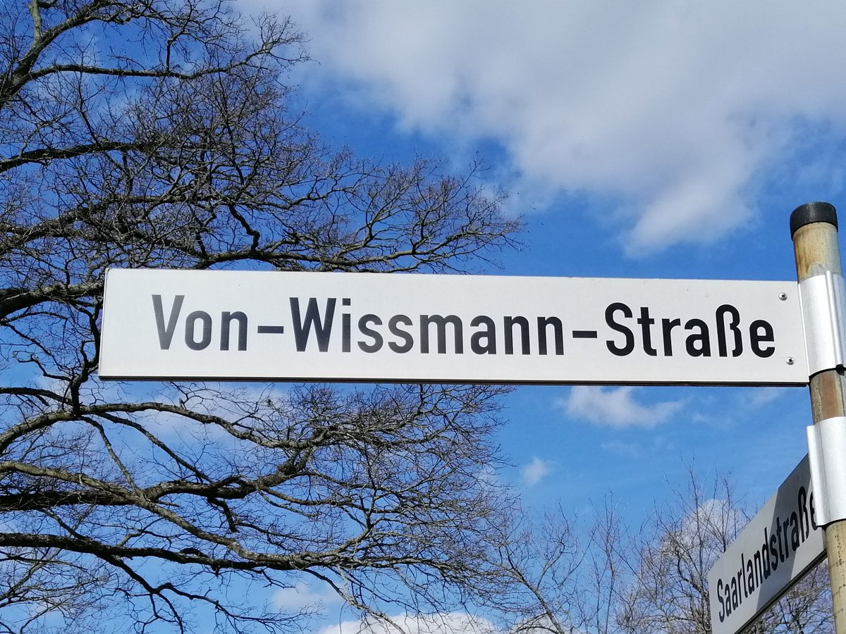 Ursprünglich hieß das Viertel Neuberg, wurde dann aber nach der vergebenen #Straßenname Afrika-Viertel genannt. Hinter dem #LeibnizGymnasium beginnt die von-Wissmann-Straße 2/n