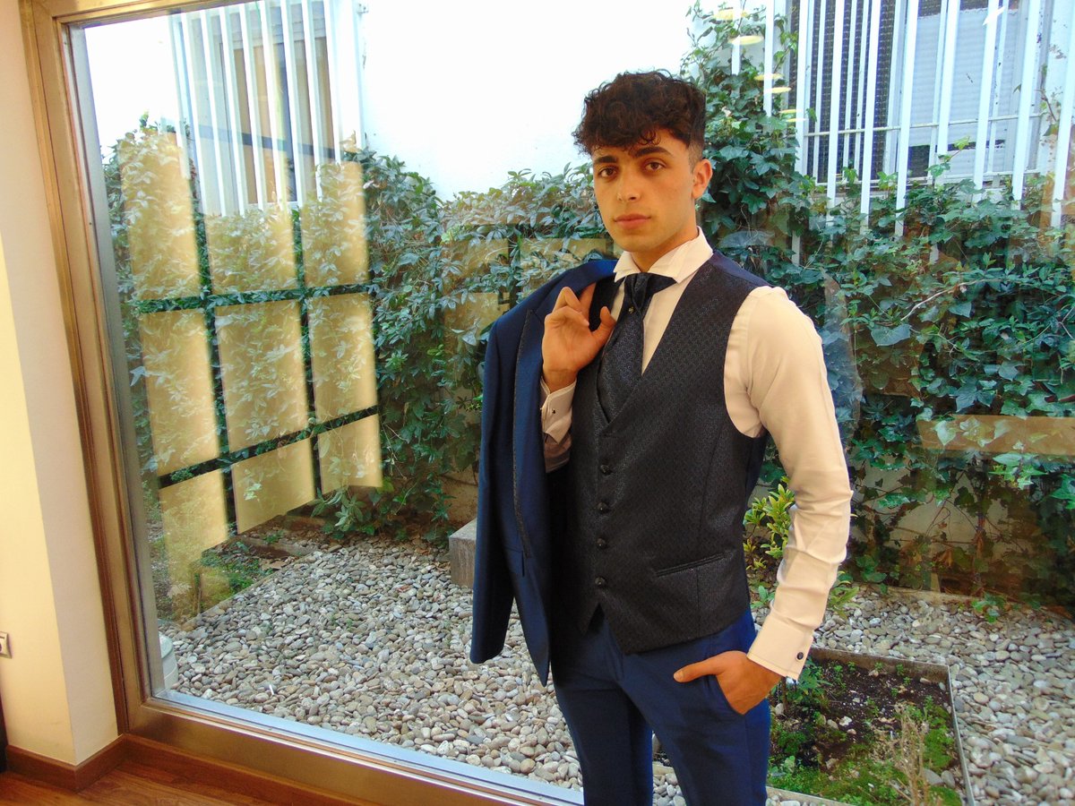 revistanovias_'s tweet photo. Trajes de novio elegantes, ¡encuentra cual de todos encaja con tu estilo!🤩
Modelo: @aaroncon2as
Trajes: @lacompaniadegales
Organiza: @grupoghb
#WeddingMediaInternational #revistanovias #grupoghb #traje #trajenovio #novio #novioelegante #modelo #model https://t.co/s032ggU5sa