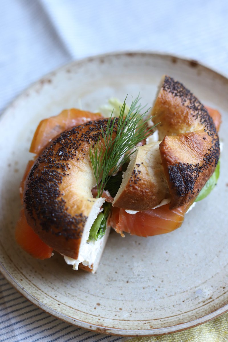Akikos_Kitchen's tweet photo. Homebaked #bagel w/cream cheese &amp; #smokedsalmon from my favourite #fishmonger ⁦@ArcadeFisheries⁩ ! What not to like about this delicious lunch! Happy afternoon everyone ❣️
お家で焼いた#ベーグル
スモークサーモンとクリームチーズ https://t.co/yru4ZqXLv3