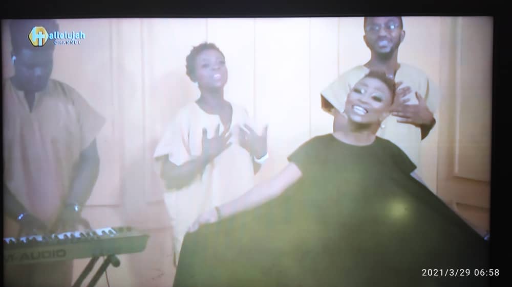 FisayoCheck's tweet image. Mummy, I made it to Cable TV 💃💃
@Qssence sent these as captured on Hallelujah Channel this morning! I love it! 

Watch my latest single, "Good for Me"  on YouTube with this link👇
 youtu.be/v4l3SJTJWFo

Stream/download from any of your digital platforms as well! #GoodForMe