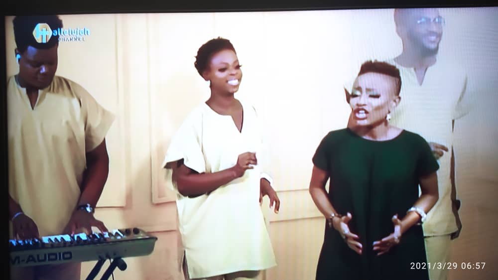 FisayoCheck's tweet image. Mummy, I made it to Cable TV 💃💃
@Qssence sent these as captured on Hallelujah Channel this morning! I love it! 

Watch my latest single, "Good for Me"  on YouTube with this link👇
 youtu.be/v4l3SJTJWFo

Stream/download from any of your digital platforms as well! #GoodForMe