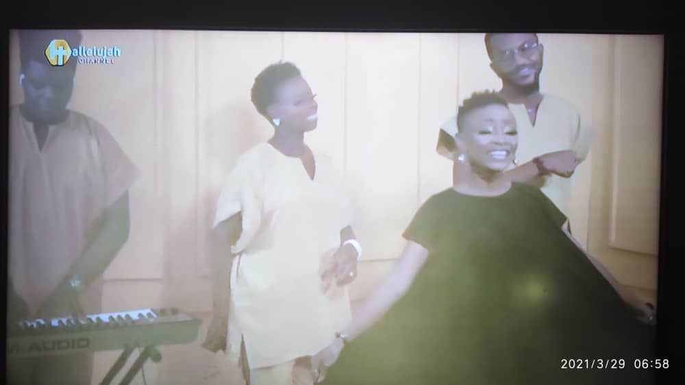 FisayoCheck's tweet image. Mummy, I made it to Cable TV 💃💃
@Qssence sent these as captured on Hallelujah Channel this morning! I love it! 

Watch my latest single, "Good for Me"  on YouTube with this link👇
 youtu.be/v4l3SJTJWFo

Stream/download from any of your digital platforms as well! #GoodForMe