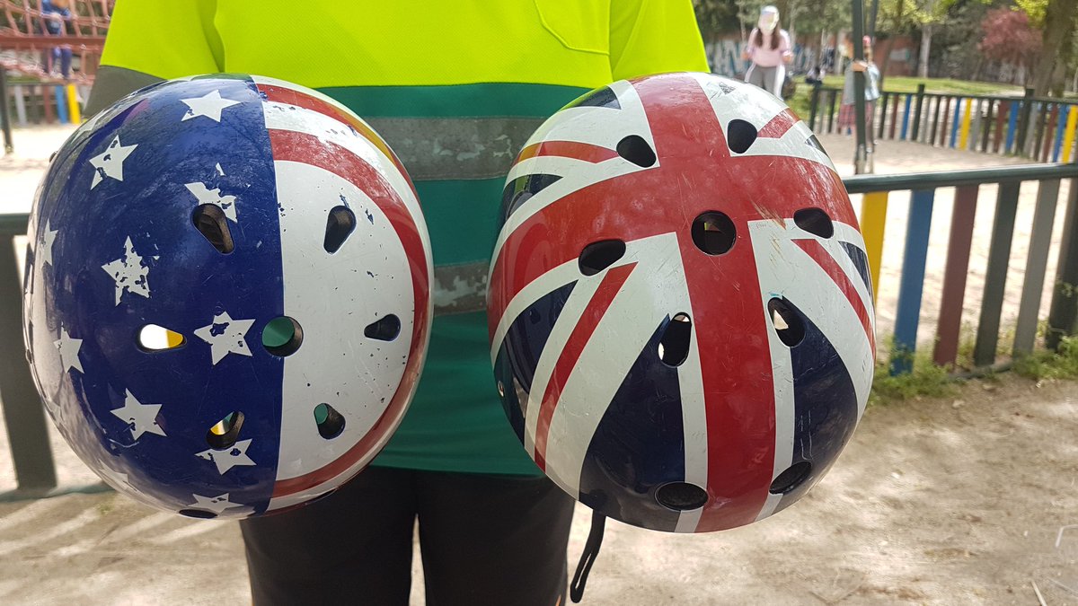 bsalvadormadrid's tweet photo. Cascos de bici encontrados en los parques infantiles de la calle Miami. Si los reconoces, pregunta a los jardineros de la caseta, presentes a diario a las 07:30 y 13:30 horas aproximadamente https://t.co/qpZkUHWXSc
