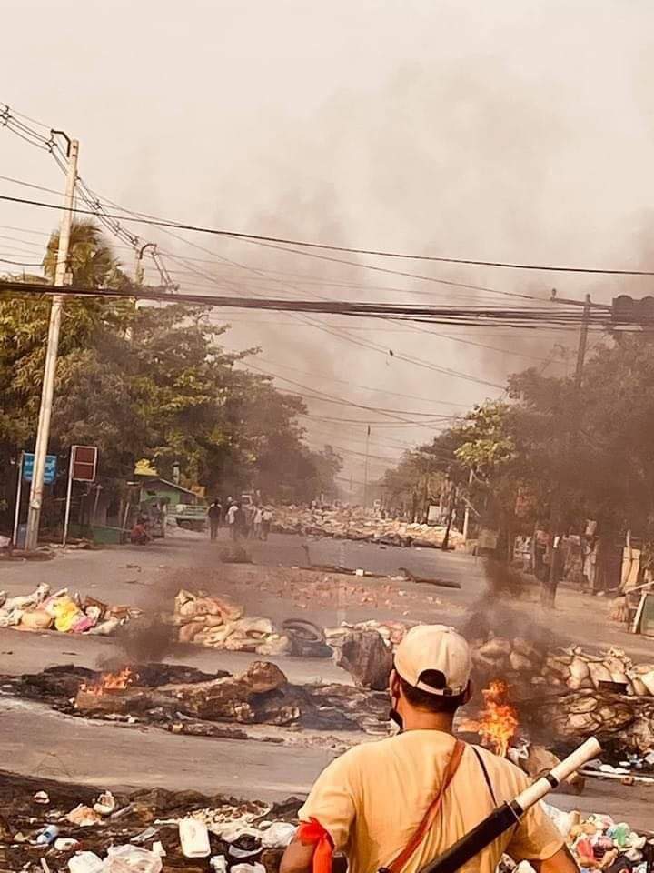 TW // violence
#South_Dagon is under serious attack by the Junta's terrorists. 10 deaths and many casualties. The number of deaths and casualties increasing by the minute.
#WhatsHappeningInMyanmar
#Mar29Coup