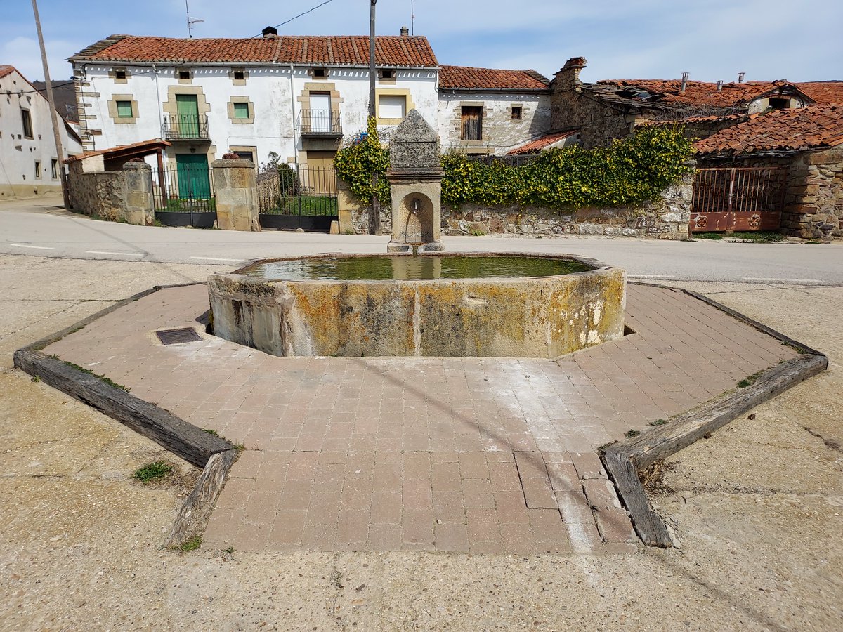 ayunvaldetera's tweet photo. La fuete del barrio del Arrabal, atendiendo a la fecha que aparece grabada en el frontal, se construyó en 1950 siendo Alcalde D. Carlos Martínez. https://t.co/gzXBZT31p6