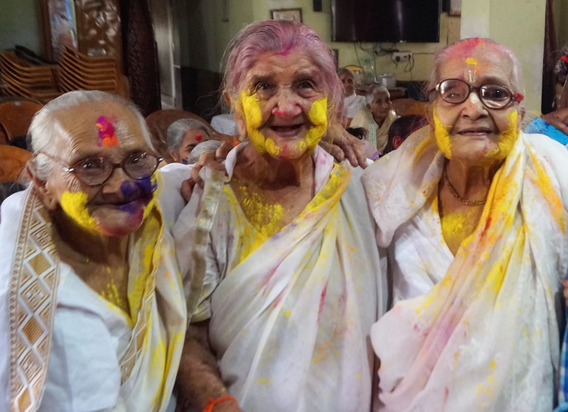 guwahatiplus's tweet photo. #PHOTO | Holi celebration at Mother Old Age Home, #Guwahati. 

#Holi2021 #Holi https://t.co/UdQb3PEelC