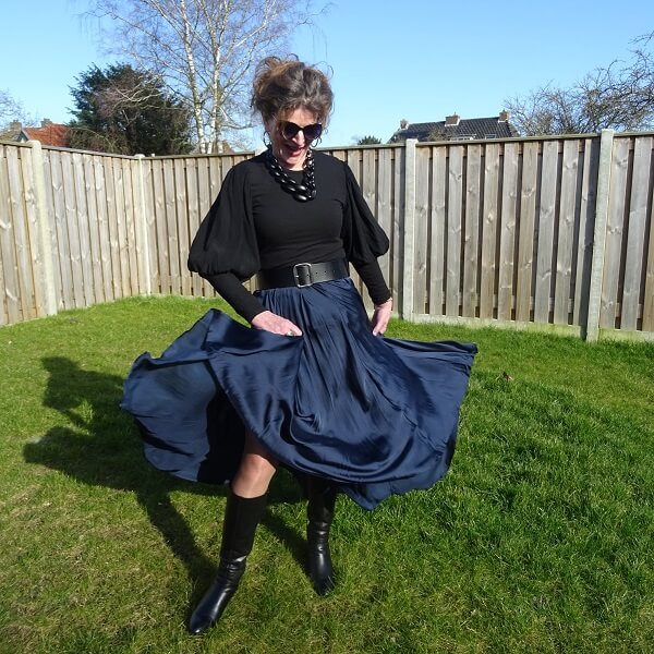 nancybaten1's tweet photo. Black and navy are actually very chic when worn together. It used to be a nogo when there was something as fashionrules! Luckily we don't have that anymore and we can wear whatever we feel like. Still, I hardly ever wear or wore it. #50plusstyle https://t.co/kvHN8xUYMH
