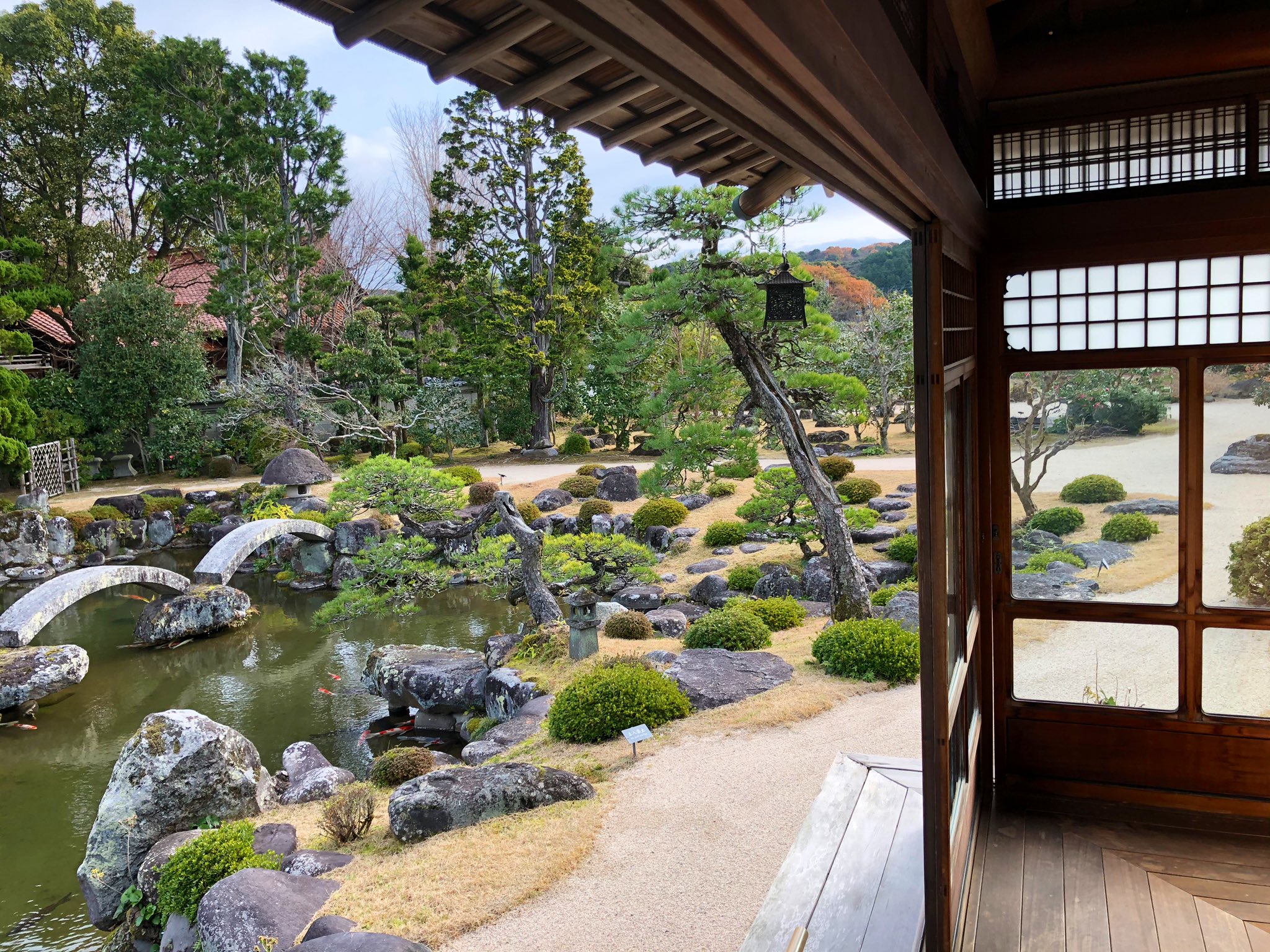 تويتر 日本庭園情報メディア おにわさん The Japanese Gardens على تويتر 旧藏内氏庭園 一面田んぼの 田舎 の風景の中にたたずむ豪邸 まず県道からの参道の長さと石橋 石鳥居がすごい 大玄関 まず入母屋造二重屋根の玄関がデカい 全般的には和風の