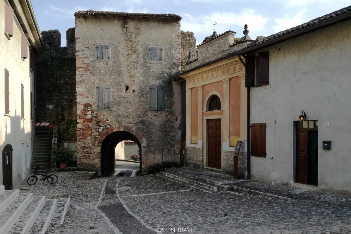LostInTravel_nv's tweet photo. 🇮🇹 Monzambano: sviluppata sulle colline e tra i vigneti, ospita un bellissimo centro città ed un Castello dell'XI secolo

#italy #Travel #castle #mantova #pic

🇬🇧 Monzambano: developed on the hills and among the vineyards, it has a beautiful city center and an 11th century Castle https://t.co/Vwr31CskXA