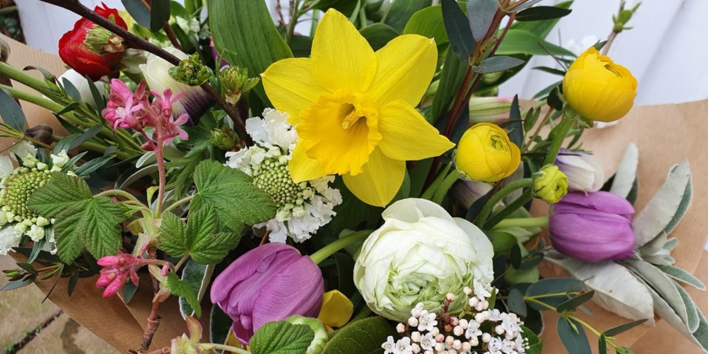 A pop of colour that makes the difference to our homes and brings that little bit of nature inside. Colour, vibrancy and scent a welcome sign of spring. 
#subscriptionflowers #alcesterflowers #springishere  #hometrends #hometreats #flowertrends #flowersharing #flowergiving