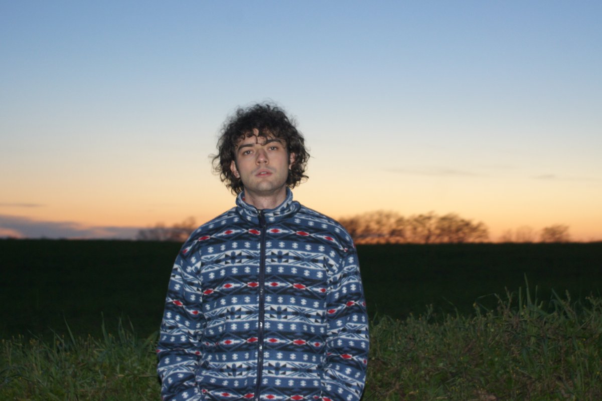 menomale è nel roster Oyez!

Già conosciuto nella veste di produttore con il nome di SUPER, di recente ha scoperto che le parole scritte per sbaglio in qualche nota del telefono possono essere cantate. 

Il primo singolo di menomale si chiama "Pesci" e uscirà questo giovedì🐠