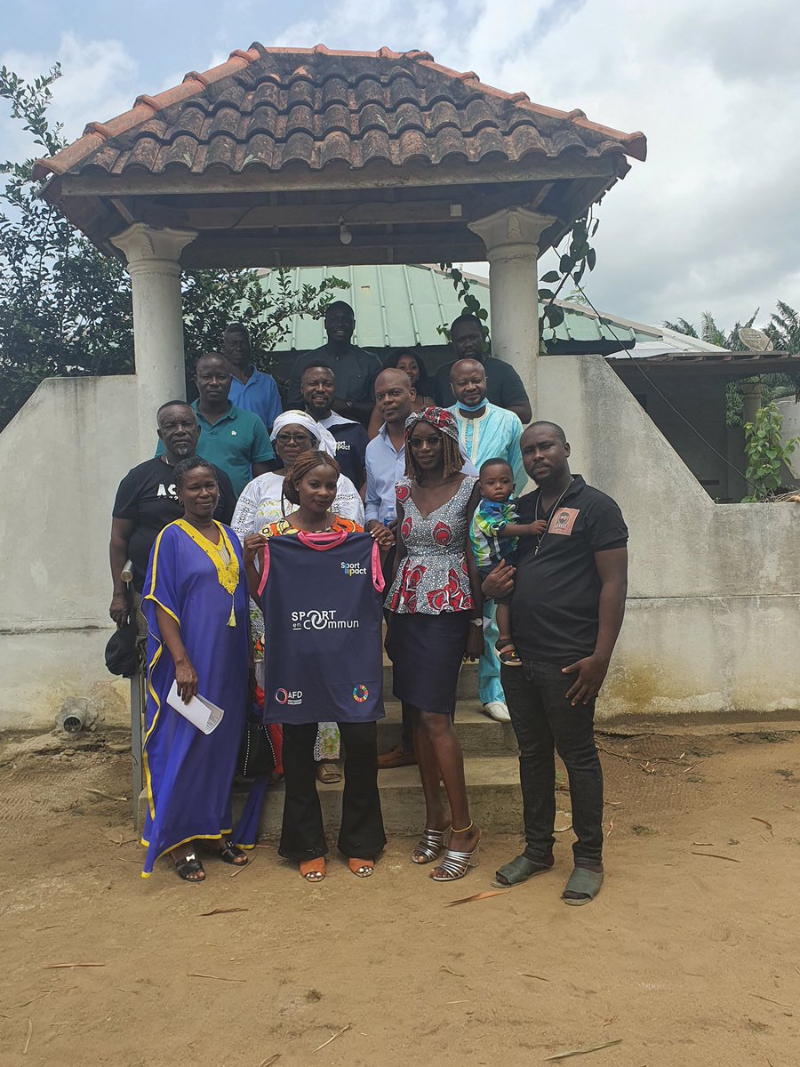 SportEnCommun's tweet photo. La semaine dernière, l’équipe #SportEnCommun a visité le chantier des futurs installations de @labase_academy à Monnyville en Côte d’Ivoire 🏗🏀🔜

Merci à Esther Niamké et son équipe pour cet accueil 🙏🏾

#sportencommun #sportimpact https://t.co/lmugngvzgL